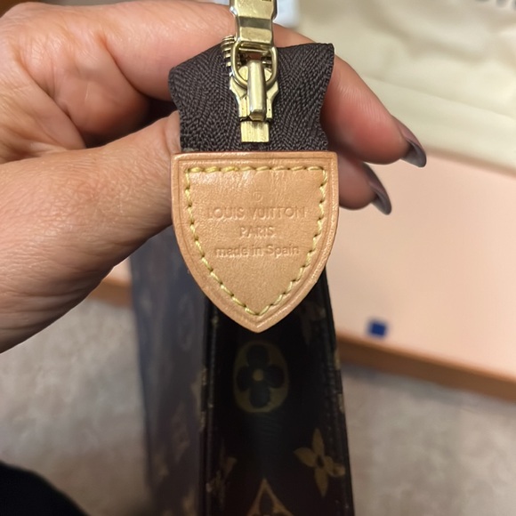 💯% Authentic Louis Vuitton Toiletry 26✨ - Picture 6 of 9